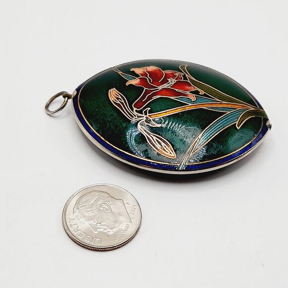 Vintage Cloisonné Enamel Pendant Red Flower on Green Oval No Chain 2 Inch - Picture 3 of 7